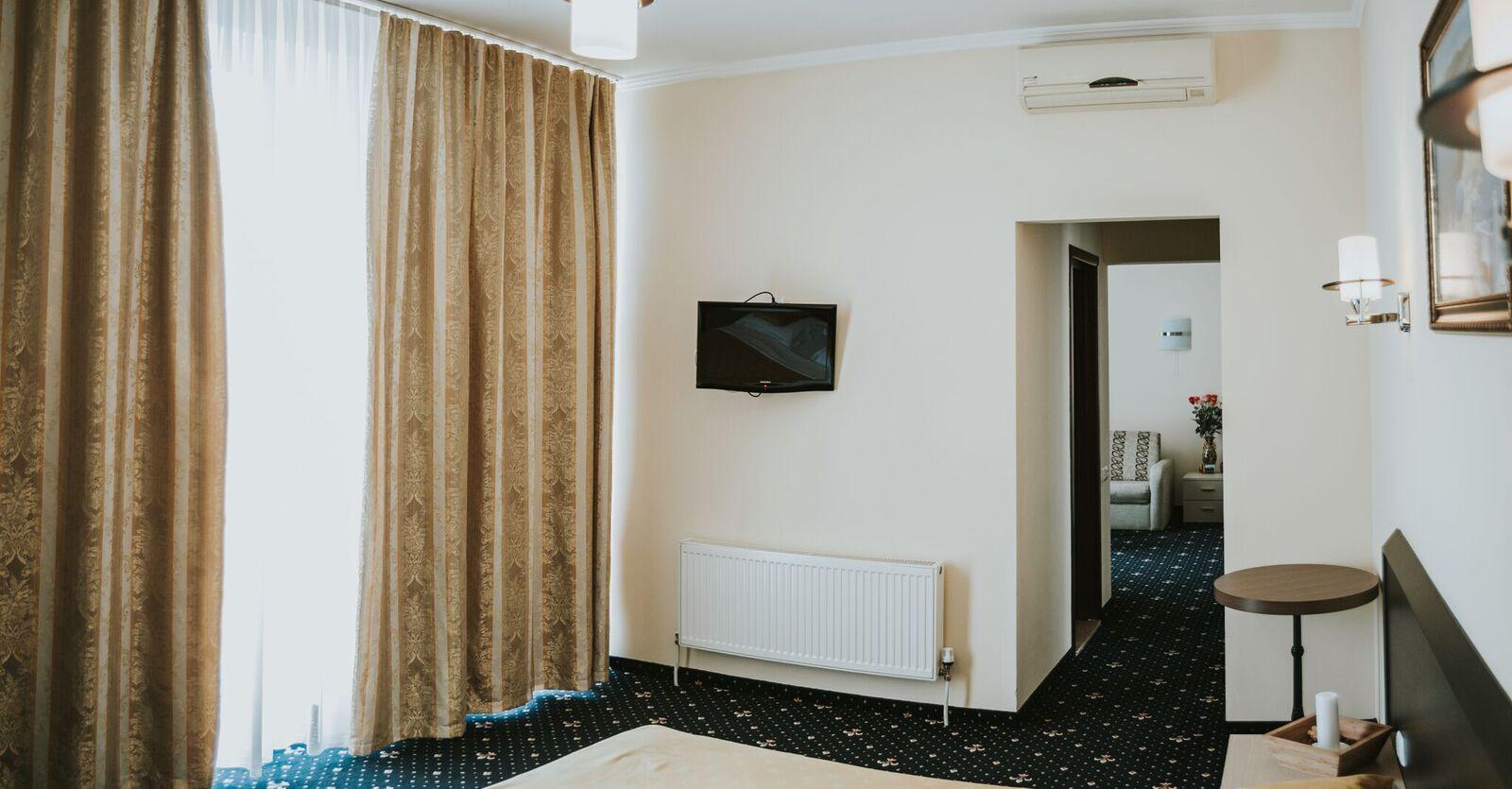 Manhattan Hotel&Restaurant Chisinau Bagian luar foto