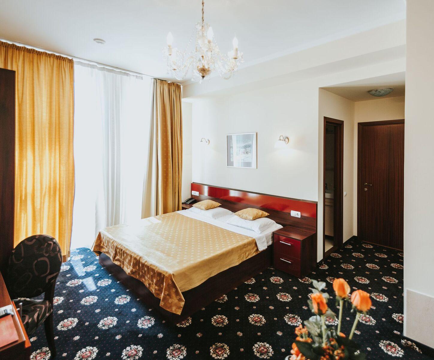 Manhattan Hotel&Restaurant Chisinau Bagian luar foto