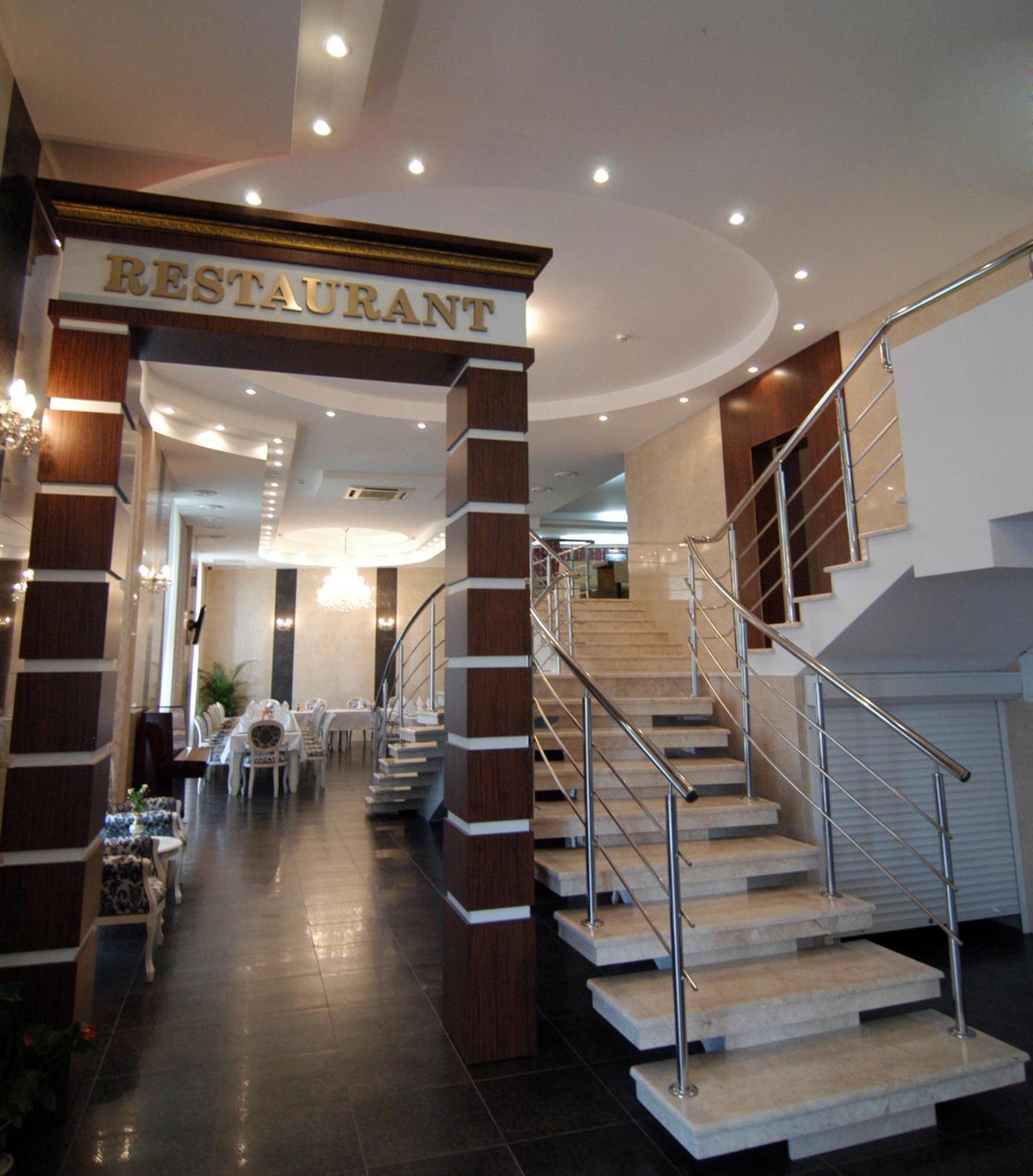 Manhattan Hotel&Restaurant Chisinau Bagian luar foto