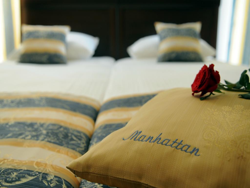 Manhattan Hotel&Restaurant Chisinau Bagian luar foto