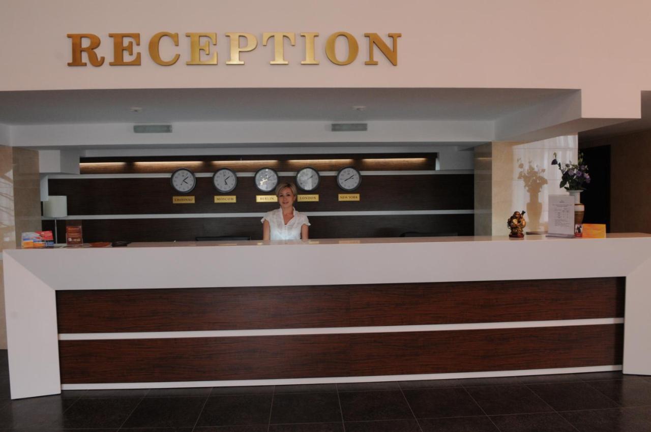 Manhattan Hotel&Restaurant Chisinau Bagian luar foto