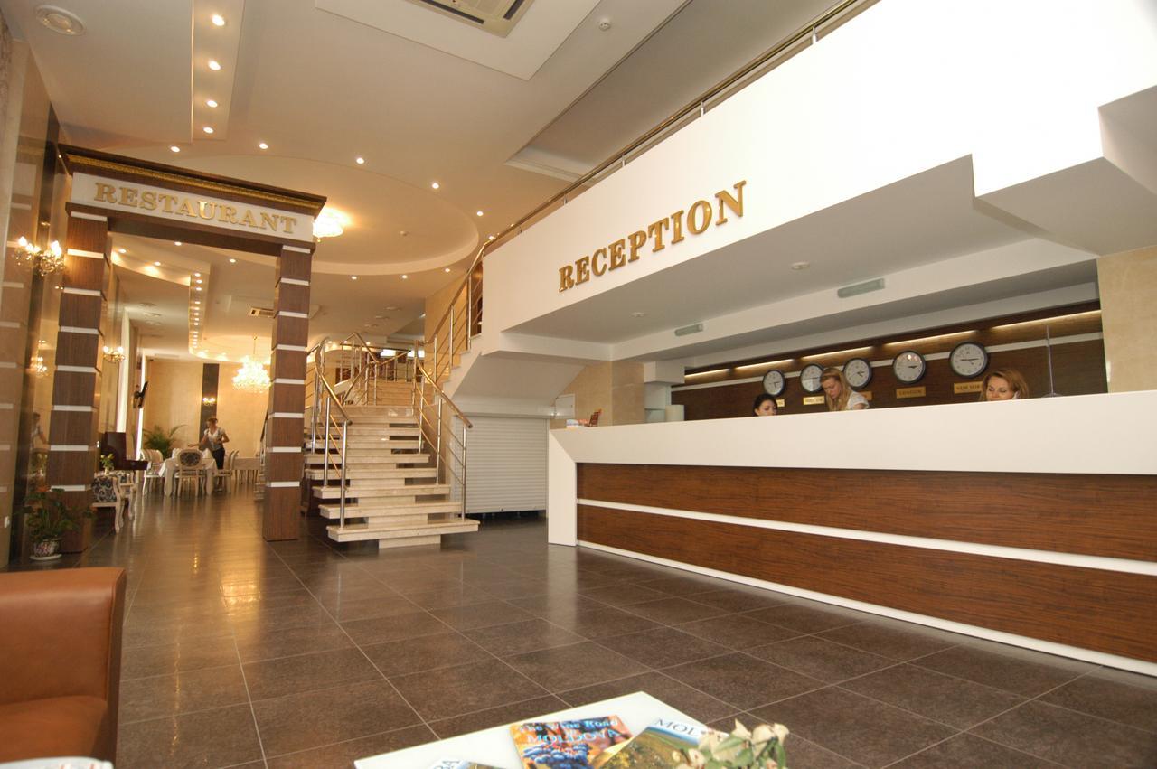 Manhattan Hotel&Restaurant Chisinau Bagian luar foto