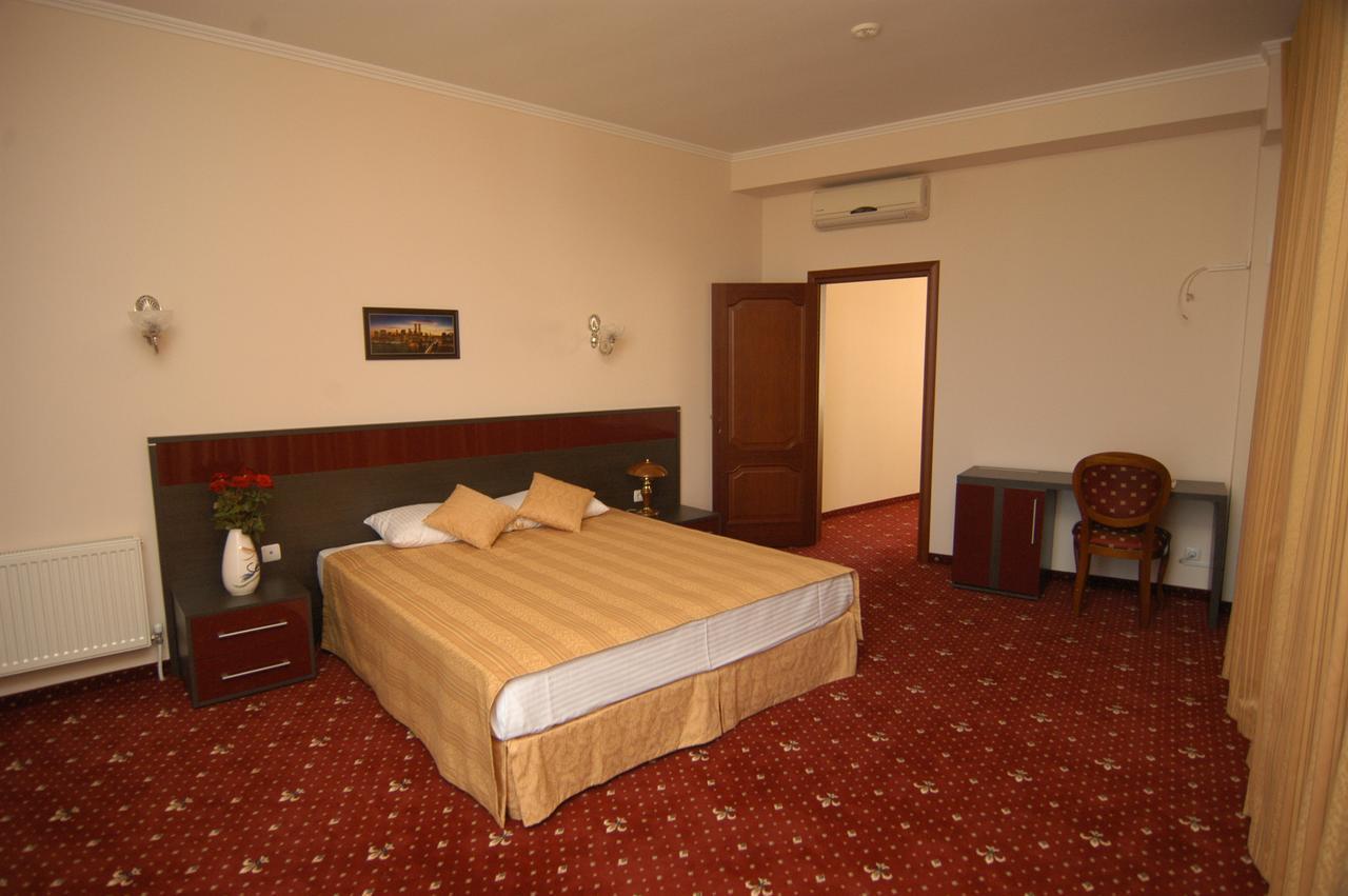 Manhattan Hotel&Restaurant Chisinau Bagian luar foto