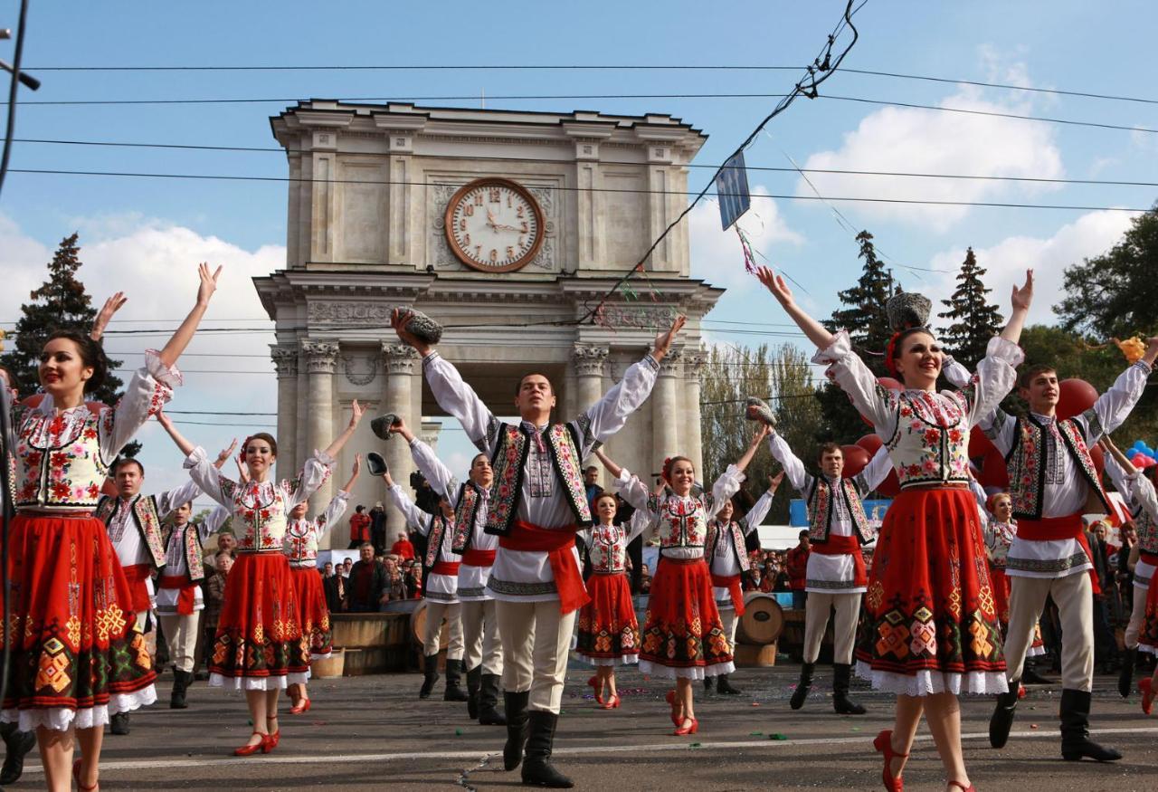 Manhattan Hotel&Restaurant Chisinau Bagian luar foto