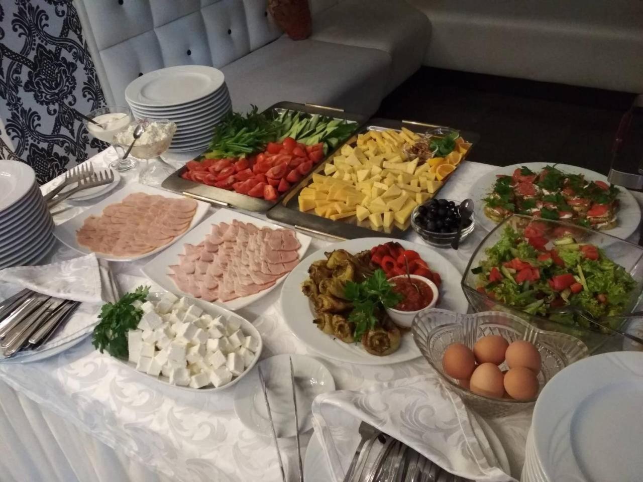 Manhattan Hotel&Restaurant Chisinau Bagian luar foto